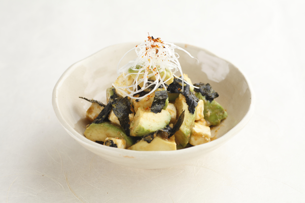 Salade d’avocat et de fromage à la crème avec vinaigrette miso
