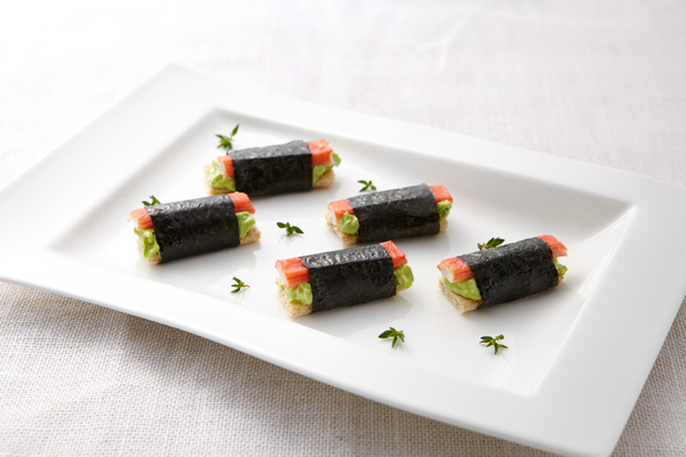 Makis de bâtonnets de crabe et de crème d’avocat à l’algue nori au wasabi