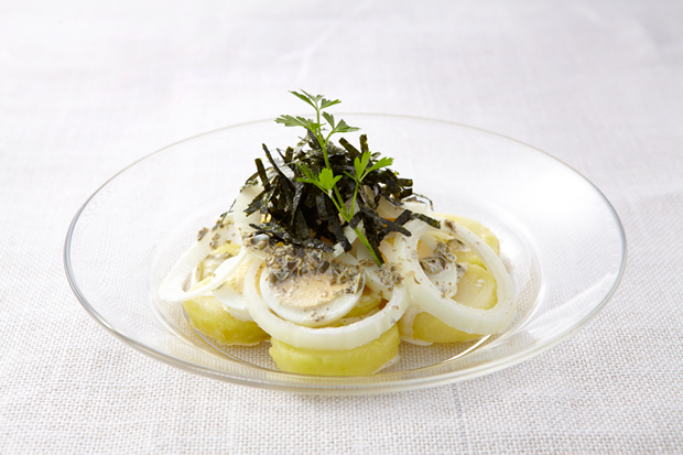 Salade d’œuf et de pomme de terre saupoudrée de nori