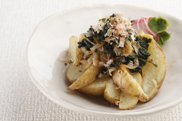Pommes de terre frites avec nori et oignons