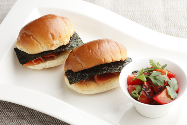 Sandwich au saumon fumé et nori